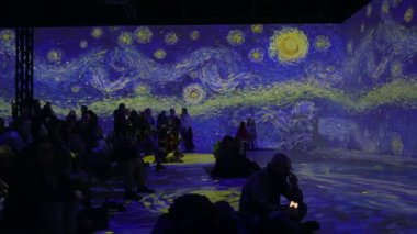 Avrupa, İtalya, Milan 12-18-2023 Van Gogh dijital sanat fuarı - Van Gogh: The Immersive Night - Starry Night