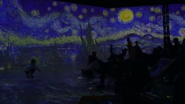 Avrupa, İtalya, Milan 12-18-2023 Van Gogh dijital sanat fuarı - Van Gogh: The Immersive Night - Starry Night