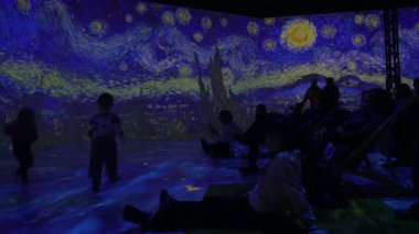 Avrupa, İtalya, Milan 12-18-2023 Van Gogh dijital sanat fuarı - Van Gogh: The Immersive Night - Starry Night