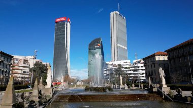 ITALY, MILAN 12-25-2023 İHA hava görüntüsü CityLife bölge alışveriş alanı yeni gökdelenler