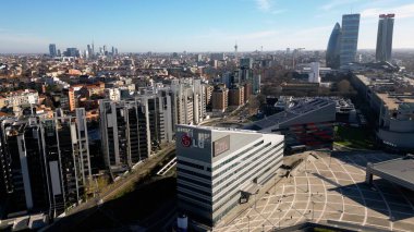 ITALY, MILAN 12-25-2023 İHA hava görüntüsü CityLife bölge alışveriş alanı yeni gökdelenler