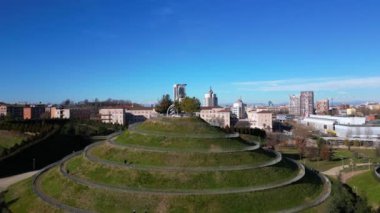 Milan, İtalya 12-25-23 Drone view Industria Alfa Romeo park - Portello in CityLife District. Casa Milan, Isozaky ve Allianz gökdeleni ve şehir merkezindeki yeni spiral yeşil park. Yeni gökdelenler.