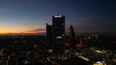 ITALY, MILAN 12-27-2023 gece insansız hava aracı görüntüsü (The Straight One), Generali (The Twisted One), PwC The Curved On) CityLife bölgesinde yeni gökdelenler