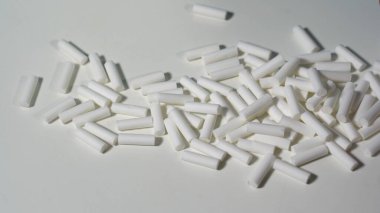 Tütünle sigara yapmak için sigara filtresi kullanan pamuk, yeni beyaz filtrelerle sigara içmenin zararını azaltır. Duman bağımlılığı.