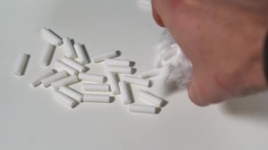 Tütünle sigara yapmak için sigara filtresi kullanan pamuk, yeni beyaz filtrelerle sigara içmenin zararını azaltır. Duman bağımlılığı.