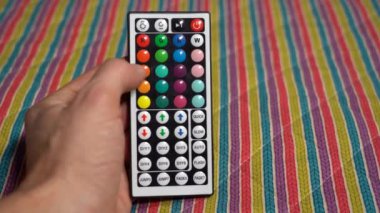 adam tutarak uzaktan kumanda 