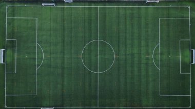 Covid-19 Coronavirus salgını sırasında oyuncular olmadan kilitlenme - spor aktiviteleri - orta saha çemberi, maçın başlangıcı