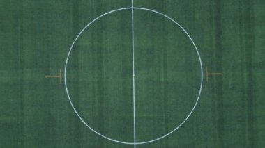 Covid-19 Coronavirus salgını sırasında oyuncular olmadan kilitlenme - spor aktiviteleri - orta saha çemberi, maçın başlangıcı