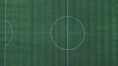 Covid-19 Coronavirus salgını sırasında oyuncular olmadan kilitlenme - spor aktiviteleri - orta saha çemberi, maçın başlangıcı