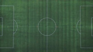 Covid-19 Coronavirus salgını sırasında oyuncular olmadan kilitlenme - spor aktiviteleri - orta saha çemberi, maçın başlangıcı