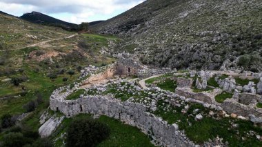 Yunanistan 'ın kuzeydoğusundaki Mora Kalesi' nin arkeolojik alanının insansız hava aracı görüntüsü - MÖ 12. yüzyılın Yunan yerleşimi. Akropolis Agamennone 'nin kalıntıları.
