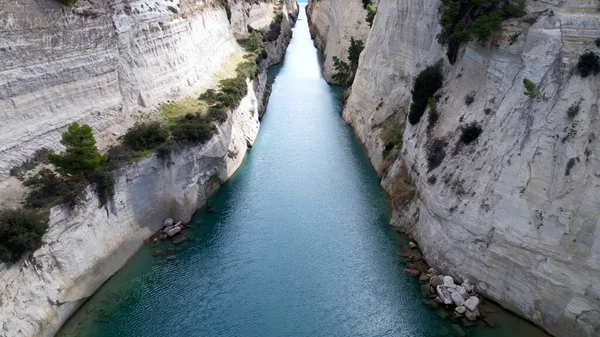 Korint Körfezi 'ni Yunanistan' ın Ege Denizi 'ndeki Saronik Körfezi' ne bağlayan Korint Kanalı - hava aracı atışı
