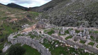 Yunanistan 'ın kuzeydoğusundaki Mora Kalesi' nin arkeolojik alanının insansız hava aracı görüntüsü - MÖ 12. yüzyılın Yunan yerleşimi. Akropolis Agamennone 'nin kalıntıları.
