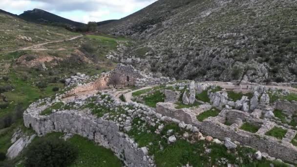 用无人驾驶飞机俯瞰希腊东北部伯罗奔尼撒古堡的考古遗址 公元前12世纪的希腊定居点 在雅典卫城的废墟中 — 图库视频影像