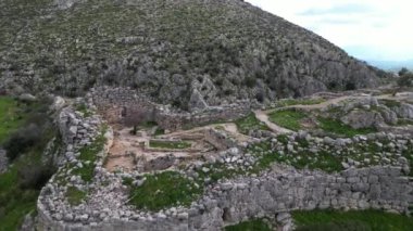 Yunanistan 'ın kuzeydoğusundaki Mora Kalesi' nin arkeolojik alanının insansız hava aracı görüntüsü - MÖ 12. yüzyılın Yunan yerleşimi. Akropolis Agamennone 'nin kalıntıları.