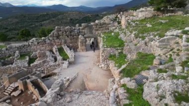 Yunanistan 'ın kuzeydoğusundaki Mora Kalesi' nin arkeolojik alanının insansız hava aracı görüntüsü - MÖ 12. yüzyılın Yunan yerleşimi. Akropolis Agamennone 'nin kalıntıları.