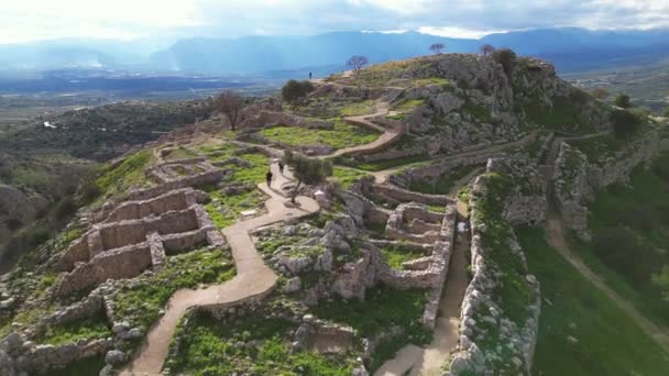 用无人驾驶飞机俯瞰希腊东北部伯罗奔尼撒古堡的考古遗址 公元前12世纪的希腊定居点 在雅典卫城的废墟中 — 图库视频影像