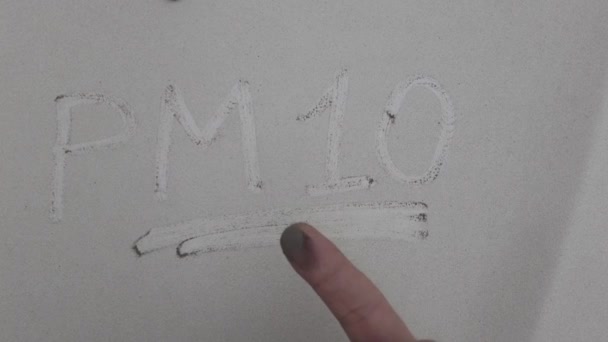 Палец Пишет Pm10 Грязной Поверхности Смога Pm10 Мелкие Частицы Пыли — стоковое видео