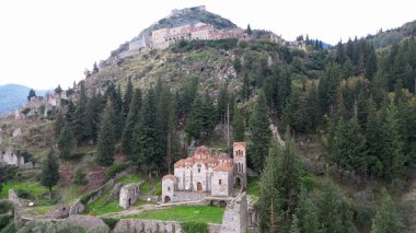 Mystras veya Mistras, Yunanistan 'ın Peloponnese eyaletinin Laconia şehrinde yer alan bir şehirdir. İnsansız hava aracı görüntüsünü bozar