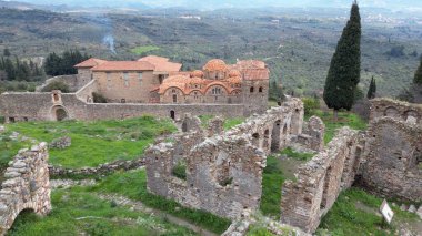 Mystras veya Mistras, Yunanistan 'ın Peloponnese eyaletinin Laconia şehrinde yer alan bir şehirdir. İnsansız hava aracı görüntüsünü bozar