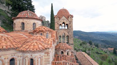 Mystras veya Mistras, Yunanistan 'ın Peloponnese eyaletinin Laconia şehrinde yer alan bir şehirdir. İnsansız hava aracı görüntüsünü bozar