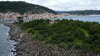 Laconia, Peloponne 'daki Githio adasının (Gythio kasabası) insansız hava aracı görüntüsü - Güney Mora' daki Gytheio 'nun pitoresk küçük balıkçı köyü - deniz feneri ve yeşil doğa