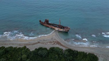 Valtaki Beach, Moreloponnese, Yunanistan - 02-27 - 2024 Dimitrios Glyfada, Peloponnese, Gytheio yakınlarında gemi enkazı, Gythio RUSTY BEACH 'in SEA KISA KURTARIŞINDA ABANDONED