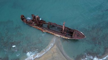 Valtaki Beach, Moreloponnese, Yunanistan - 02-27 - 2024 Dimitrios Glyfada, Peloponnese, Gytheio yakınlarında gemi enkazı, Gythio RUSTY BEACH 'in SEA KISA KURTARIŞINDA ABANDONED