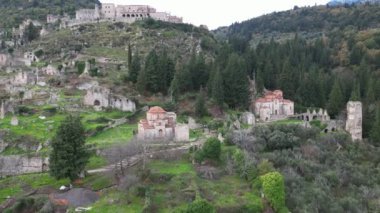 Mystras veya Mistras, Yunanistan 'ın Peloponnese eyaletinin Laconia şehrinde yer alan bir şehirdir. İnsansız hava aracı görüntüsünü bozar