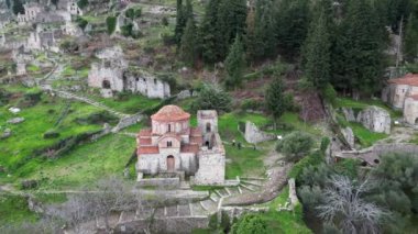 Mystras veya Mistras, Yunanistan 'ın Peloponnese eyaletinin Laconia şehrinde yer alan bir şehirdir. İnsansız hava aracı görüntüsünü bozar