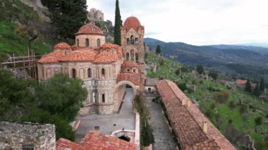 Mystras veya Mistras, Yunanistan 'ın Peloponnese eyaletinin Laconia şehrinde yer alan bir şehirdir. İnsansız hava aracı görüntüsünü bozar