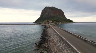 Avrupa, Yunanistan, Laconia - Monemvasia, Peloponese 'nin doğu kıyısında, iki deniz arasında inşa edilmiş, insansız hava aracı görüşlü, bağlı bir ada turizm merkezi.