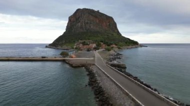 Avrupa, Yunanistan, Laconia - Monemvasia, Peloponese 'nin doğu kıyısında, iki deniz arasında inşa edilmiş, insansız hava aracı görüşlü, bağlı bir ada turizm merkezi.