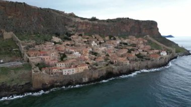 Avrupa, Yunanistan, Laconia - Monemvasia, Mora 'nın doğu kıyısında deniz kenarındaki duvarları olan güçlendirilmiş şehrin insansız hava aracı armoni görüntüsü ile bağlı bir ada turistik merkezi.