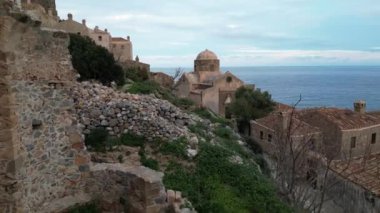 Avrupa, Yunanistan, Laconia - Monemvasia, Mora 'nın doğu kıyısında deniz kenarındaki duvarları olan güçlendirilmiş şehrin insansız hava aracı armoni görüntüsü ile bağlı bir ada turistik merkezi.