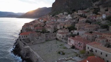 Avrupa, Yunanistan, Laconia - Monemvasia, Mora 'nın doğu kıyısında deniz kenarındaki duvarları olan güçlendirilmiş şehrin insansız hava aracı armoni görüntüsü ile bağlı bir ada turistik merkezi.
