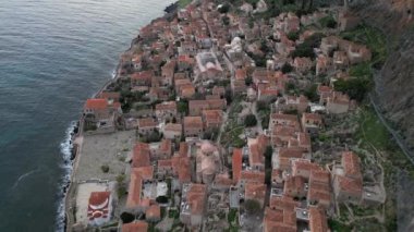 Avrupa, Yunanistan, Laconia - Monemvasia, Mora 'nın doğu kıyısında deniz kenarındaki duvarları olan güçlendirilmiş şehrin insansız hava aracı armoni görüntüsü ile bağlı bir ada turistik merkezi.