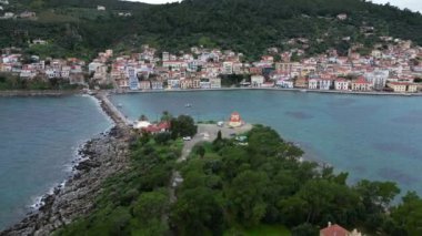 Laconia, Peloponne 'daki Githio adasının (Gythio kasabası) insansız hava aracı görüntüsü - Güney Mora' daki Gytheio 'nun pitoresk küçük balıkçı köyü - deniz feneri ve yeşil doğa