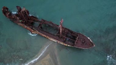 Valtaki Beach, Moreloponnese, Yunanistan - 02-27 - 2024 Dimitrios Glyfada, Peloponnese, Gytheio yakınlarında gemi enkazı, Gythio RUSTY BEACH 'in SEA KISA KURTARIŞINDA ABANDONED