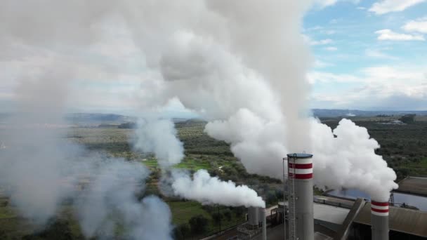 大気汚染と工場から空中に放出される燃焼ガスの排出 煙突は微塵を放出する 気候変動と地球温暖化の概念 フューエドローン空中ビュー — ストック動画