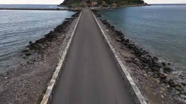 拉科尼亚 莫内瓦西亚是连接两海之间公路的佩洛蓬内塞 无人驾驶公路东海岸的一个结合部岛屿旅游胜地 — 图库视频影像