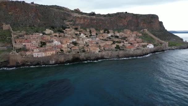 拉科尼亚 莫内瓦西亚是位于伯罗奔尼撒东海岸的一个结合部岛屿旅游胜地 — 图库视频影像