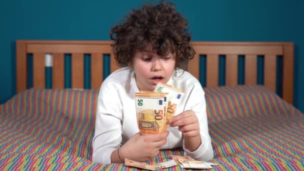 Boy Child Éves Gróf Pénz Eurobankjegyek Készpénz Pénzt Takarít Meg — Stock videók