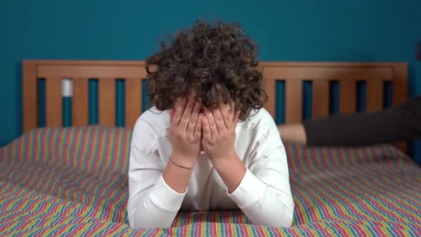 Мальчик Лет Плачет После Наказал Родитель — стоковое видео