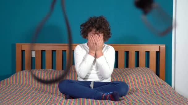 男孩9岁在被父母惩罚后哭了 — 图库视频影像
