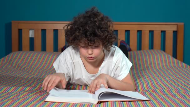 Niño Niño Años Leyendo Libro Casa Dormitorio Haciendo Tarea Escolar — Vídeos de Stock
