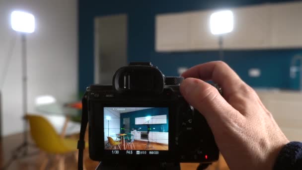 Fotografo Immobiliare Scattare Foto Video Casa Appartamento Soggiorno Con Fotocamera — Video Stock