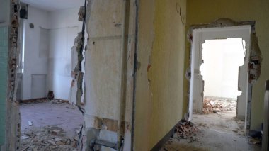 İtalya, Milan 03-13-2024 Aler kamu binasının yıkımı ve Segneri üzerinden Lorenteggio Giambellino banliyölerinin kentsel kalkınma projesi