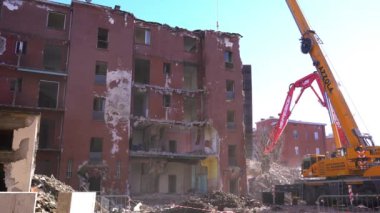 İtalya, Milan 03-13-2024 Aler kamu binasının yıkımı ve Segneri üzerinden Lorenteggio Giambellino banliyölerinin kentsel kalkınma projesi