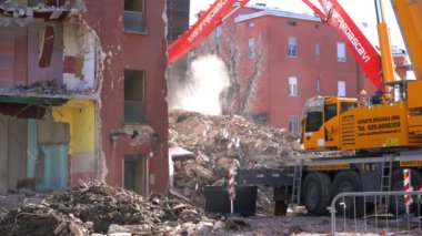 İtalya, Milan 03-13-2024 Aler kamu binasının yıkımı ve Segneri üzerinden Lorenteggio Giambellino banliyölerinin kentsel kalkınma projesi